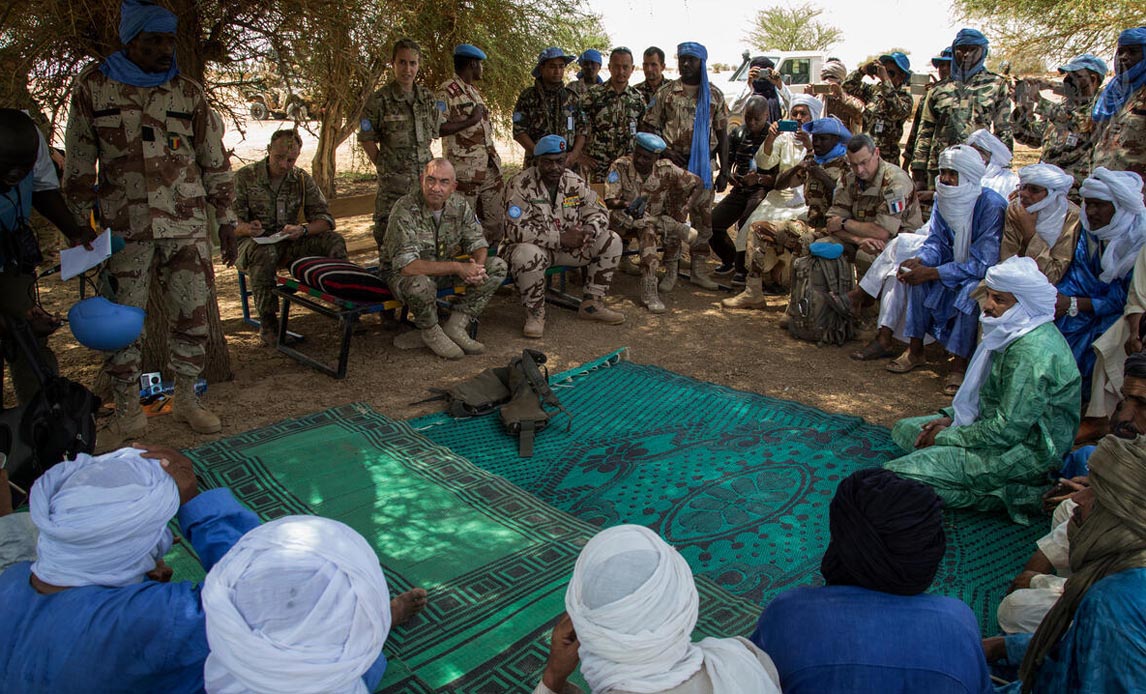 Generalmajor Michael Lollesgaard mødes med lokale i Anefis i det nordlige Mali i september 2015.