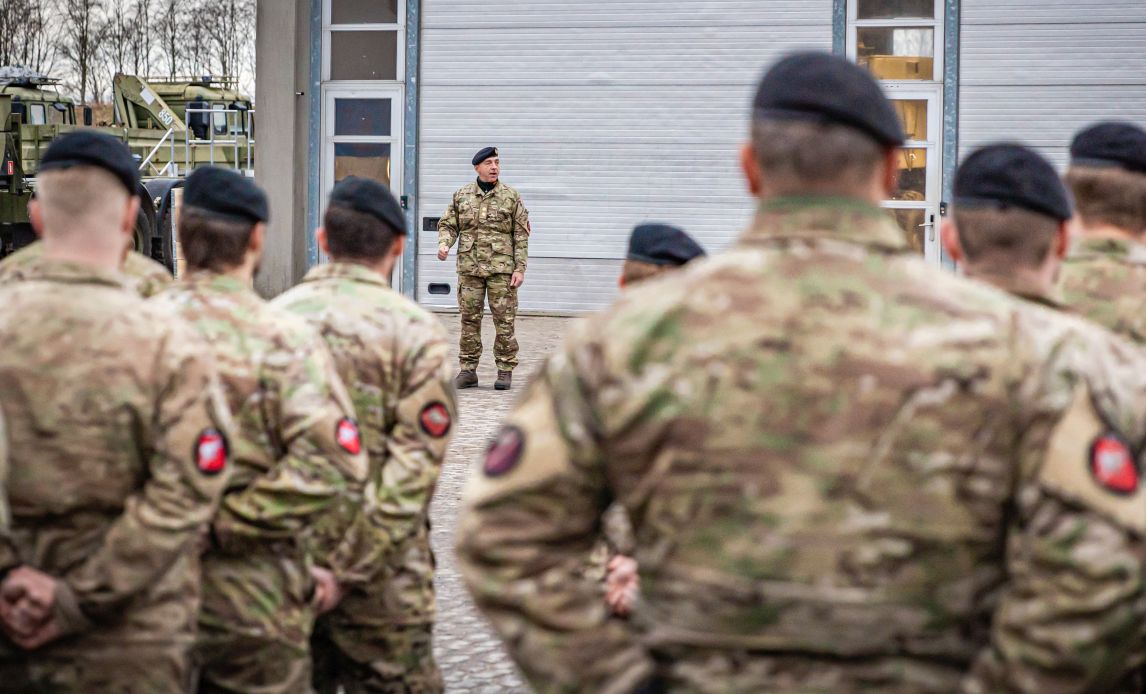 Generalmajor Gunner Arpe Nielsen taler til gardehusarerne i Slagelse.