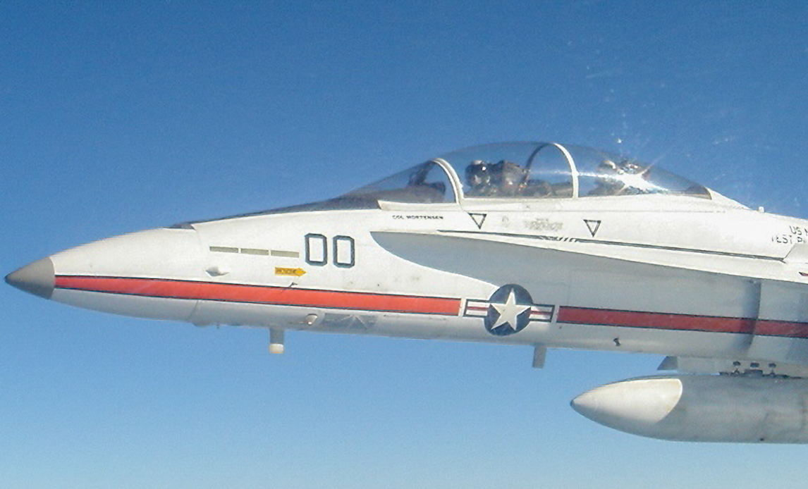 MON flyver F-18 under sin testpilotuddannelse.