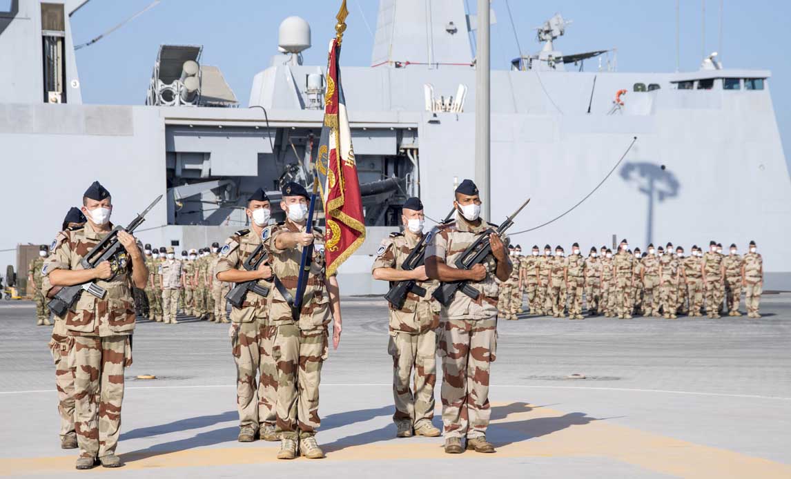 AGENOR-staben deltager i parade til minde om Frankrigs befrielse d. 8. maj.