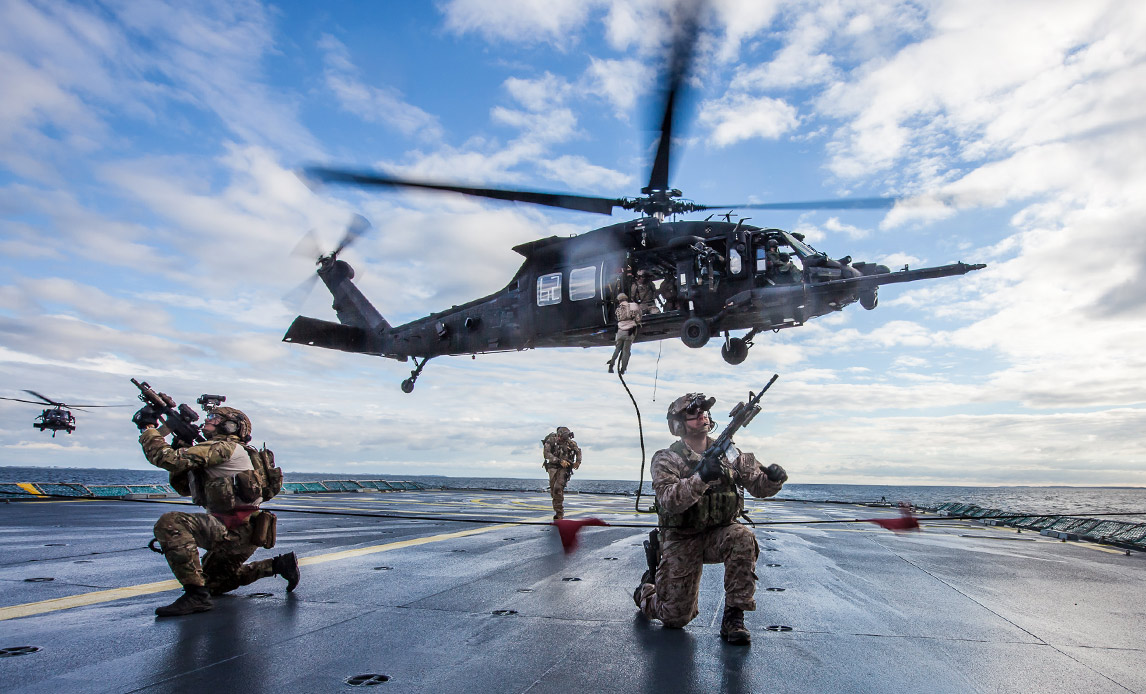 Frømandskorpset træner med både helikoptere og krigsskibe.