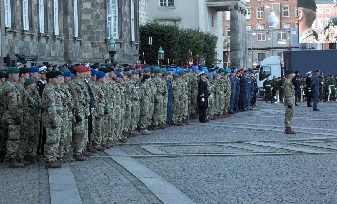 Paraden på Christiansborg Slotsplads på flagdagen for Danmarks udsendte 2016.