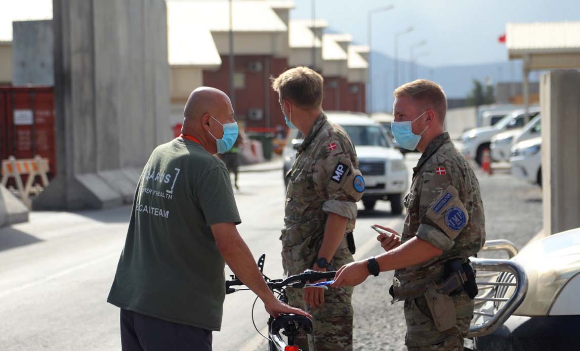 Soldater fra det danske militærpoliti på patrulje i Hamid Karzai International Airport North. Bidraget noterer og melder, hvis lejrens soldater og ansatte ikke overholder lejrens restriktioner for smittespredning.