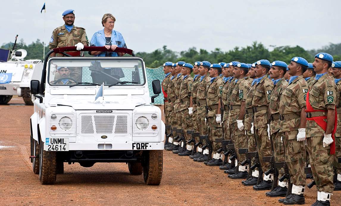 Ellen Margrethe Løj til medaljeparade ved det pakistanske kontingent i 2008. De mange medaljeparader var en ny oplevelse for den danske diplomat, men det har stor betydning for FN-soldaternes moral.