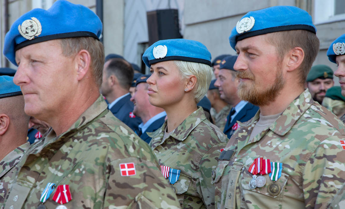 FN-soldater i parade på flagdagen