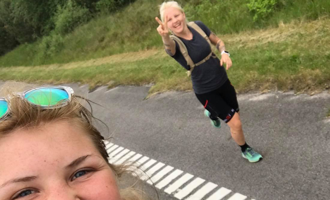 53 km om dagen i otte dage. Det er, hvad sergent Ninna løber og flyveroverkonstabel Cassandra cykler fra søndag den 5. juli om formiddagen. Her går starten på deres episke tur fra Frøslevlejren ved den dansk/tyske grænse.