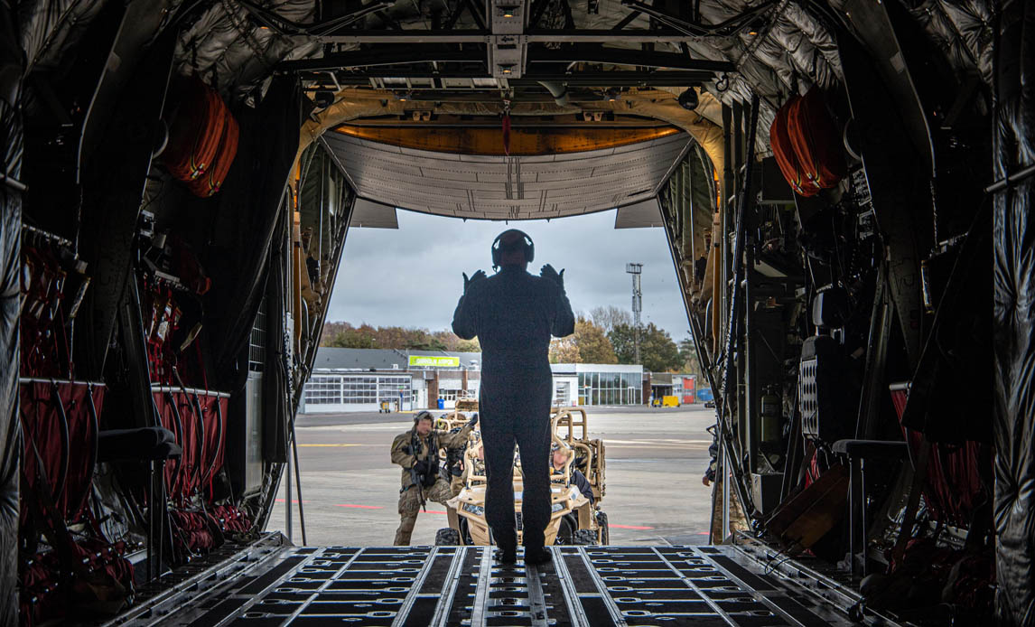 En loader vinker amerikanske soldater, som har deltaget i øvelsen, ombord på C-130, inden den flyver tilbage til Flyvestation Aalborg.