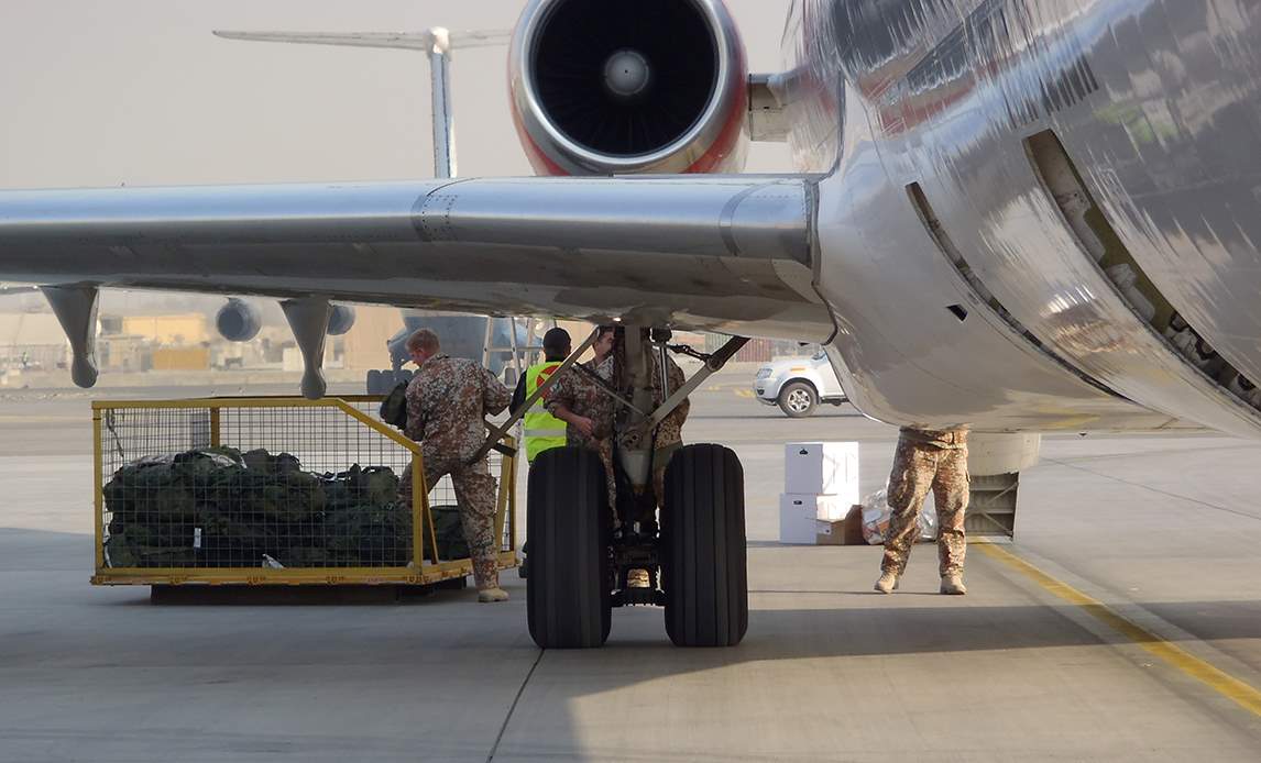Danske NSE Soldater (TERM) tømmer rotationsflyet fra Danmark i Kabul International Airport under hold 12 i Helmand.