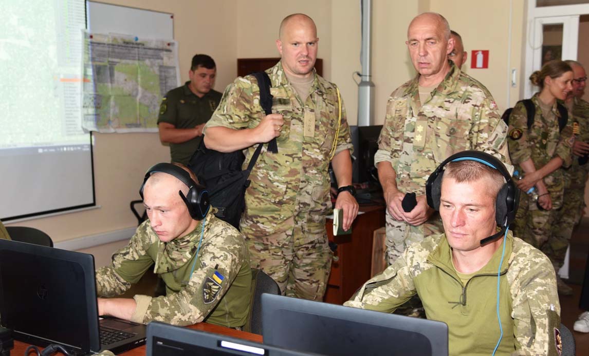 Chef for Hærkommandoen på besøg i det ukrainske simulationscenter.