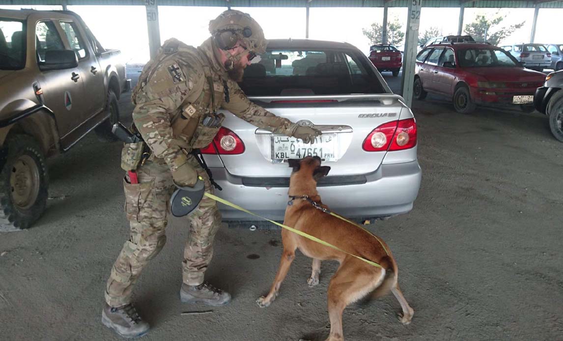 Hundefører med hunden Otto på opgave i den afghanske base ved Hamid Karzai International Airport.