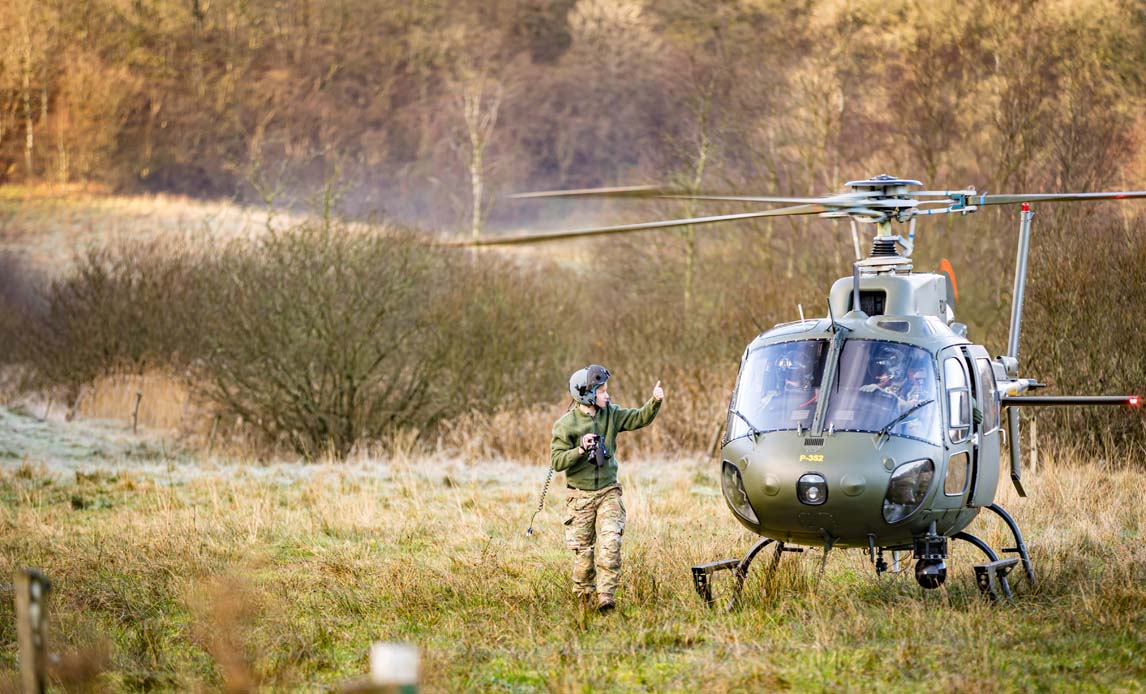 Journalistpraktikant Magnus efter en optagelse med en af Forsvarets helikopter.