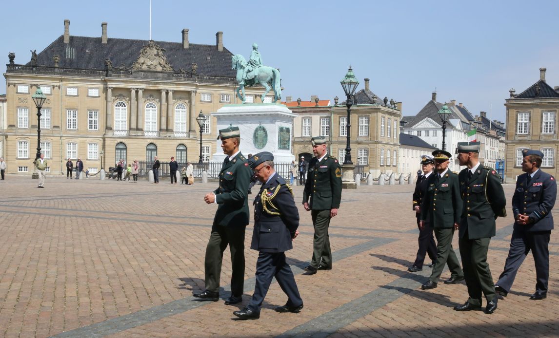 CMC Sir Stuart Peach overværede også vagtskiftet på Amalienborg, ledsaget af chefen for  Forsvarsstaben generalløjtnant Kenneth Pedersen og generalmajor Anders Rex.