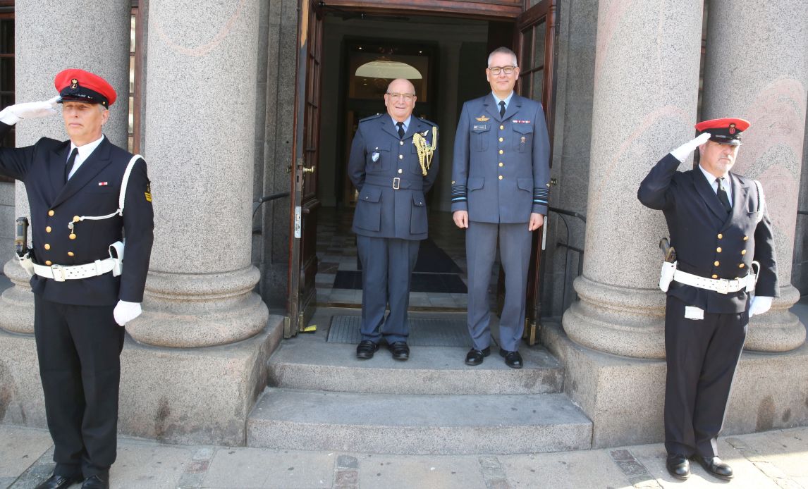 Forsvarschef general Flemming Lentfer modtog formanden for NATOs Militær Kommitte ved indgangen til Forsvarskommandoen.