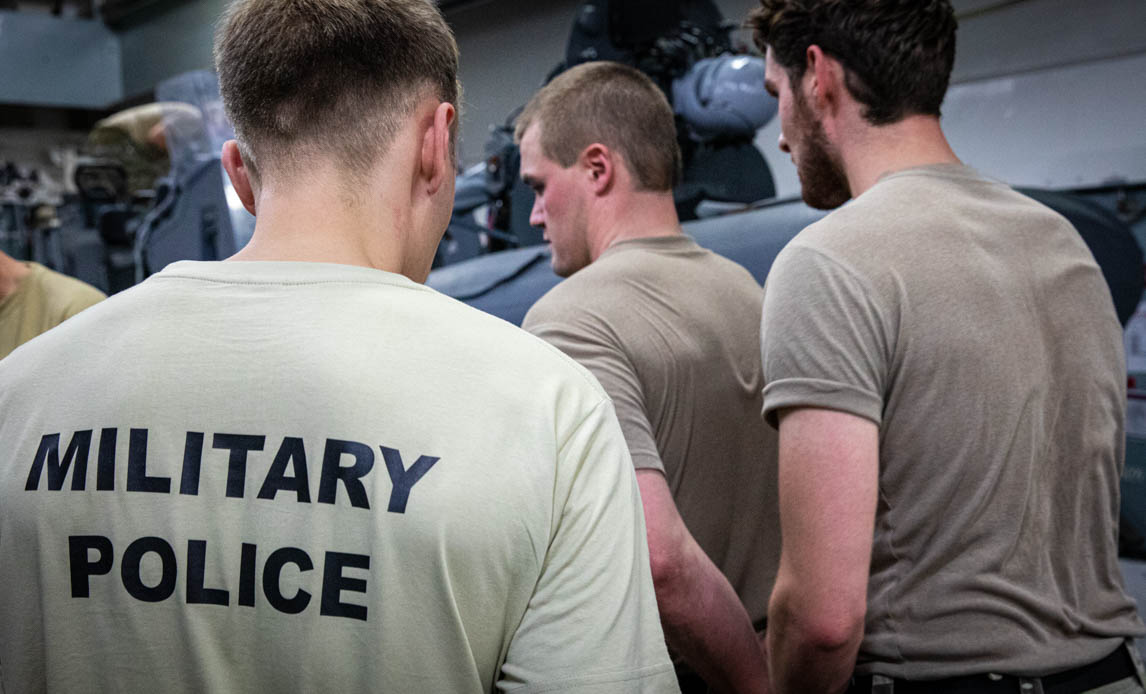 Militærpolitiet og gaster fra fregattens boardinghold genopfrisker procedurer for håndtering af tilbageholdte.