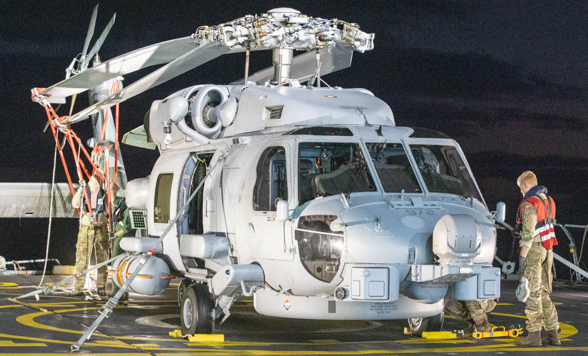 Helikopteren skal kunne operere på alle tider af døgnet, og derfor trænes der også i mørke.