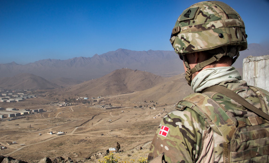Danske soldater underviser elever på officersskole i Afghanistan.
