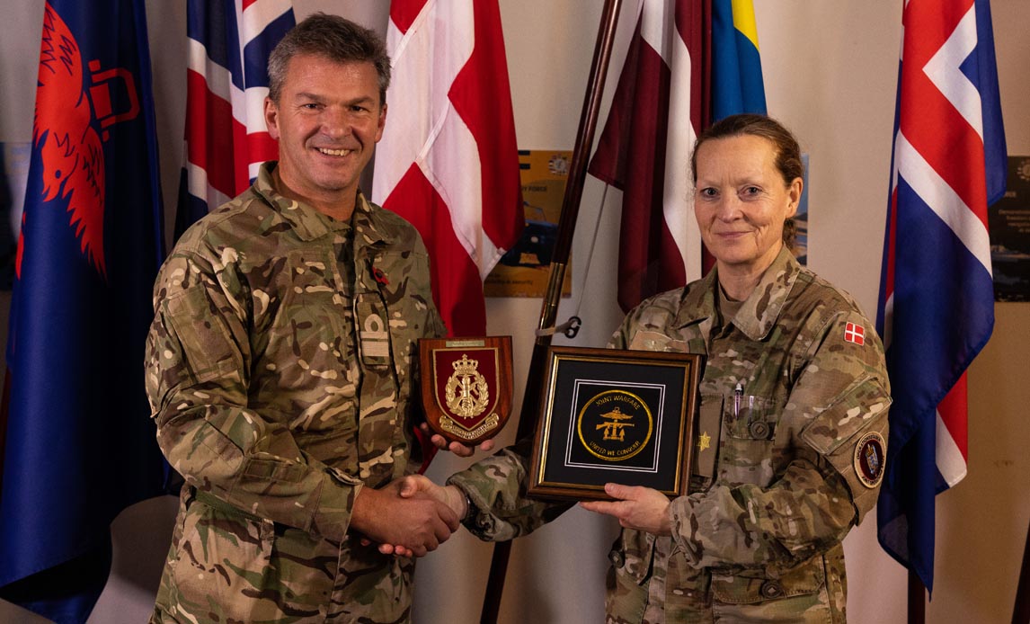 Vicechefen i operationsstaben brigadegeneral Jette Albinus byder den britiske Director Joint Warfare, kontreadmiral Andrew Betton velkommen. Kontreadmiralen har besøgt øvelse Joint Protector og det britiske hovedkvarter Standing Joint Force Headquarters.