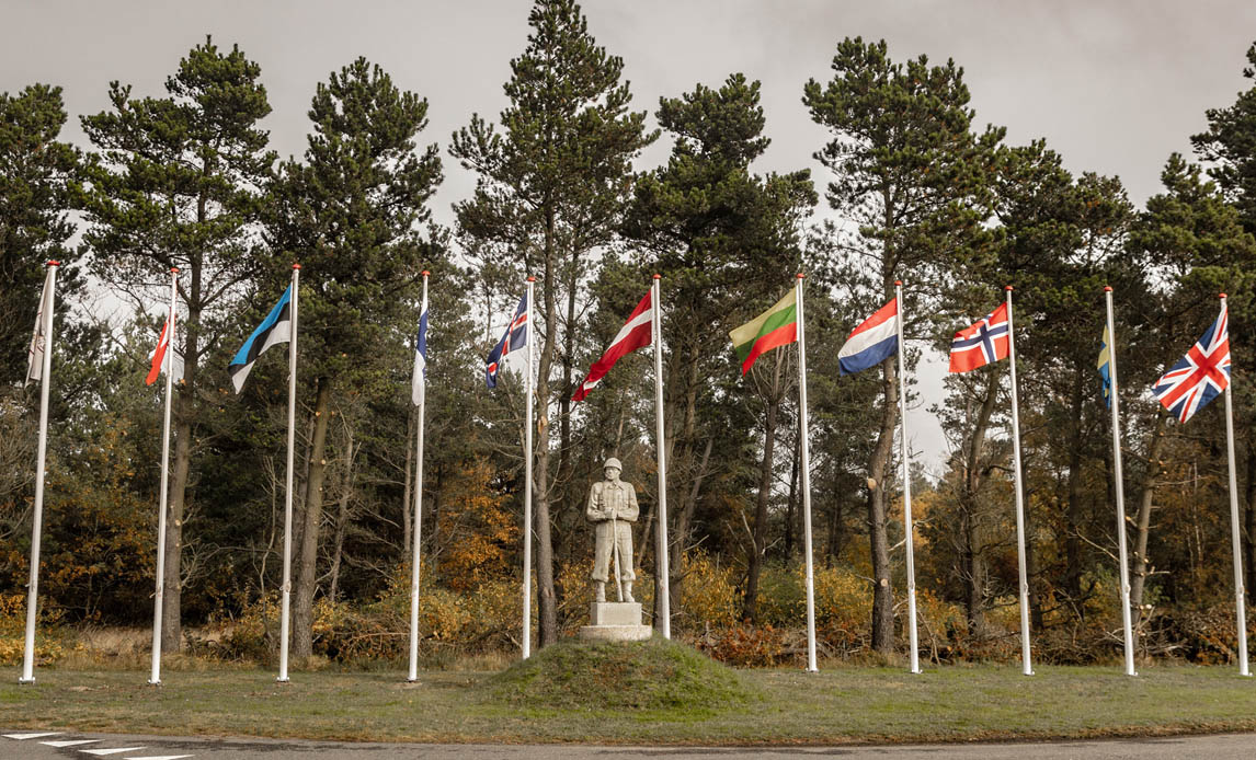 Ti JEF-flag i Nymindegablejren.