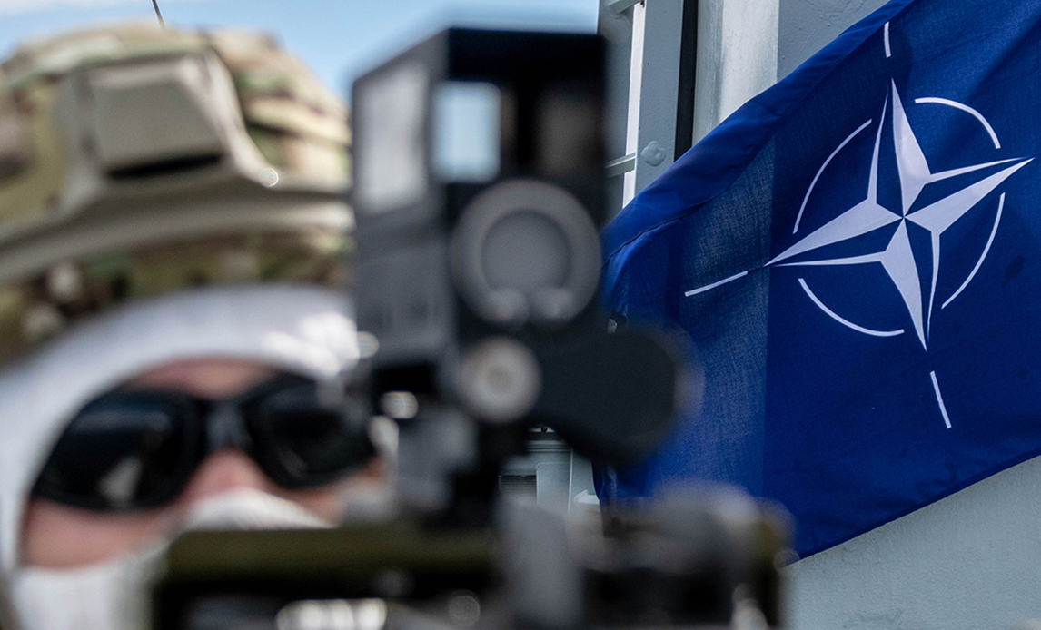 Dansk soldat under NATO flag på krigsskib
