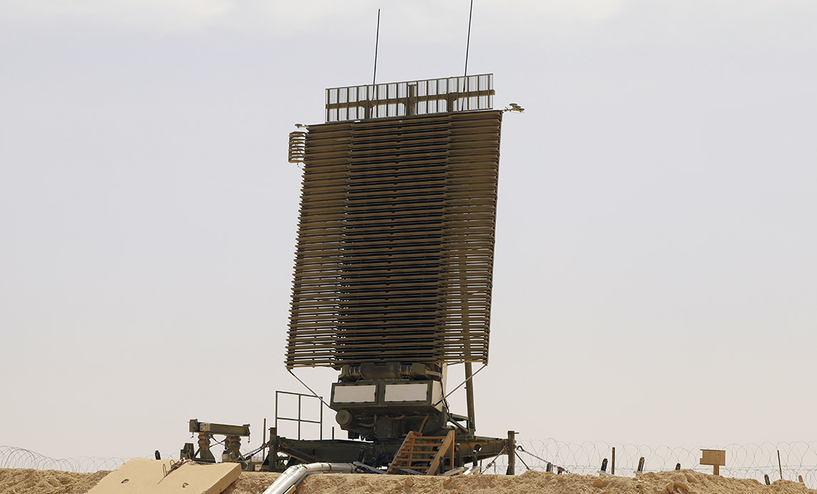 Den danske mobile radar (Lockheed Martin TPS 77).  Radarbidraget, der bidrager til koalitionens luftoperationer består af en mobil radar placeret på Al Asad luftbasen.