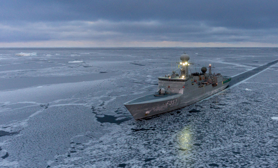 HDMS Thetis patruljerer i Diskobugten, hvor havet er dækket af 10-15 cm is.