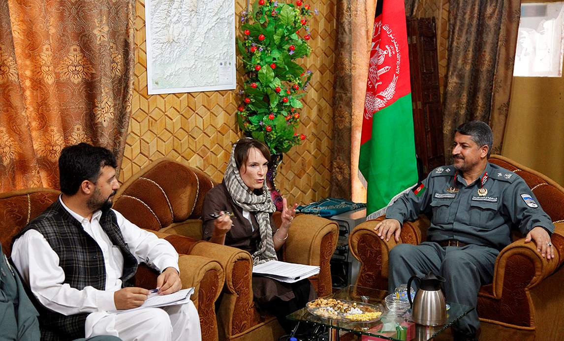 Repræsentant fra UNAMA mødes med politichefen i Afghanistans Kunar-provins, der ligger i den østlige del af landet i oktober 2013.