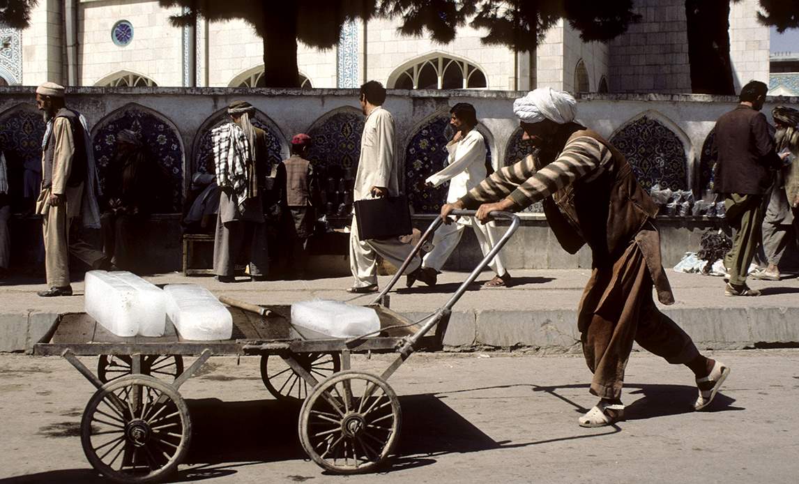 En mand sælger is i Kabul i 1988.