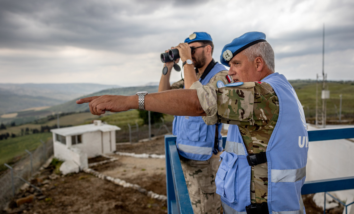 Omkring 12 danske og 150 internationale militære observatører overvåger grænseregionen mellem Israel, Syrien og Libanon for at sikre freden i området.