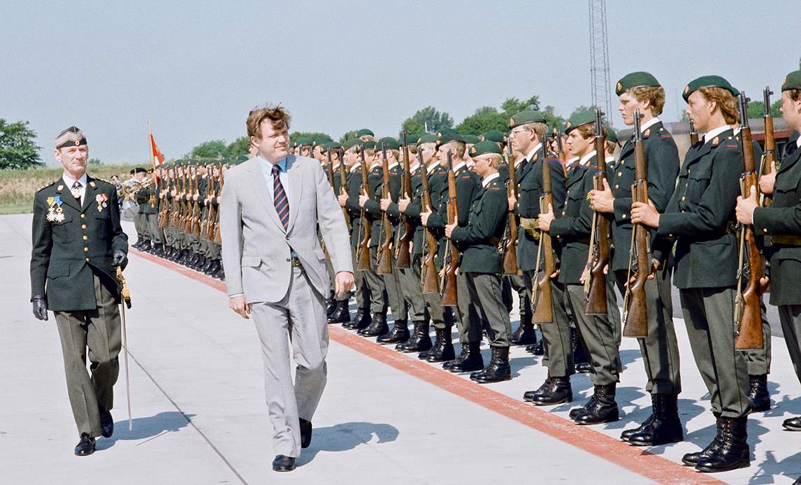 Forsvarsminister Hans Engell inspicerer en parade i lufthavnen. Han er vært for et besøg af den britiske forsvarsminister Michael Heseltine 3-6. juni 1985.