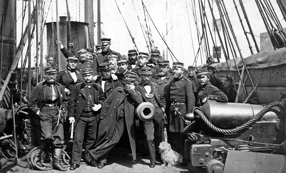 Fregatten Jylland fra søslaget ved Helgoland med officerer & skibshund.