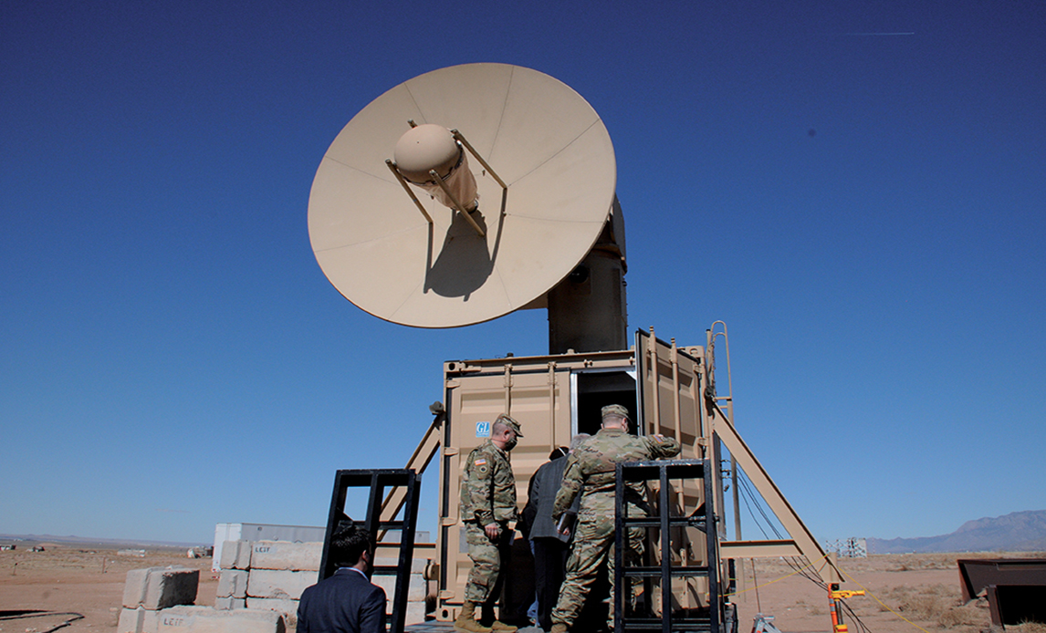 Det amerikanske Air Force Research Laboratory har for nylig udviklet Tactical High-power Operational Responder (THOR), som anvender højeffekt-mikrobølger til at bekæmpe droner. Foto: U.S. Air Force.