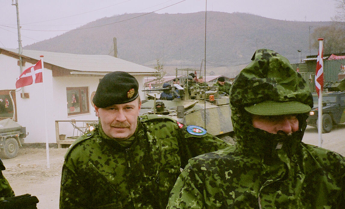 Foto taget i forbindelse med en køretur med forsvarschefen i det danske ansvarsområde.
I forgrunden er det chefen for KFOR/hold 5, oberst Niels Hartvig Andersen, som har klædt sig godt på til at modstå decemberkulden.