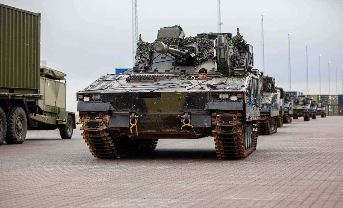 Et infanterikampkøretøj køres ombord på ARK-skib i forbindelse med deployering til NFP i Letland
