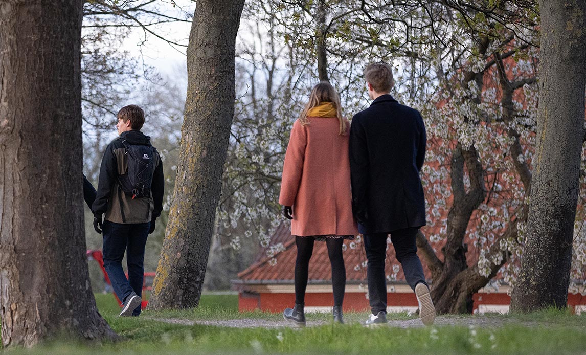 vær med til at fastholde den gamle skik med gåtur på volden og spise varme hveder