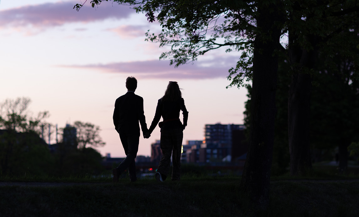 Et ungt par går sammen på volden til St. Bededagsaften i Kastellet