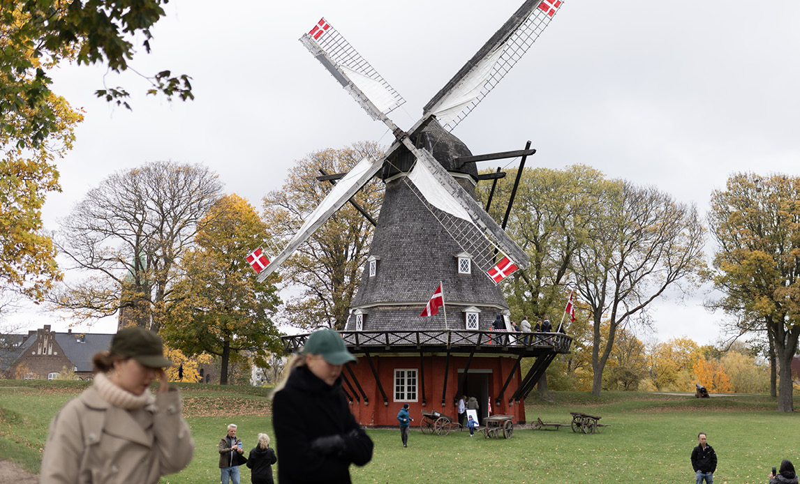 Kastelsmøllen med sejl og flag