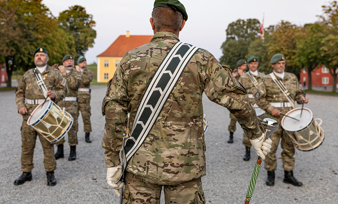 Hjemmeværnets Tamburkorps København spiller koncert på Kirkepladsen i Kastellet.
