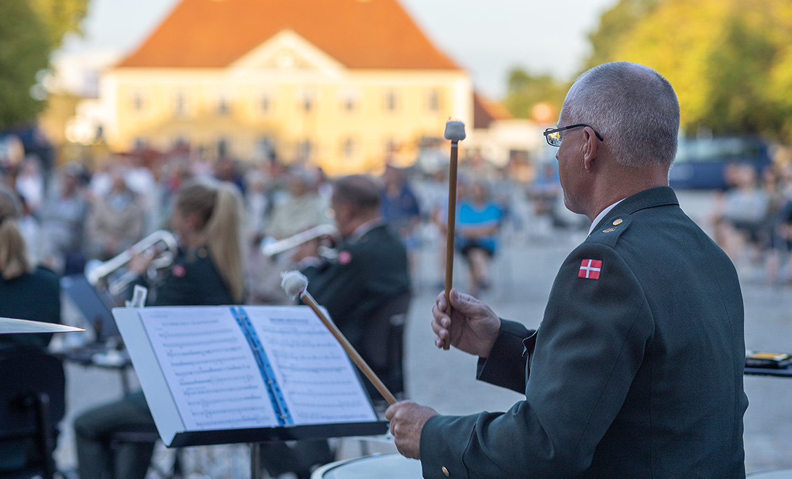 Slesvigske Musikkoprs spiller koncert på Kirkepladsen.