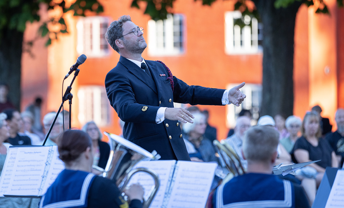 Sommerkoncert under åben himmel på Kirkepladsen i Kastellet.