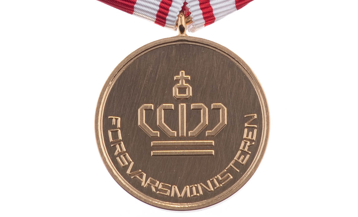 Med Forsvarsministeriets Medalje kan ministeren bl.a. anerkende medarbejdere, der har ydet en frygtløs indsats eller er kommet alvorligt til skade under tjenesten.