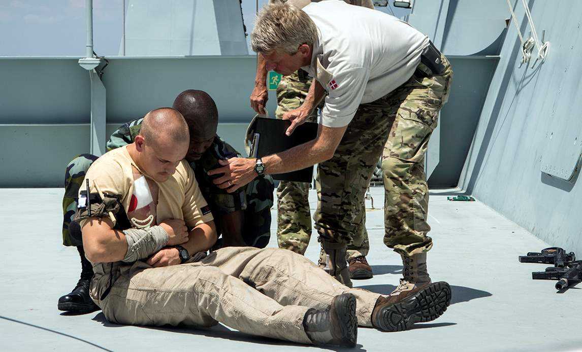 Støtteskibet ESBERN SNARE træner boardinghold fra Tanzania, Uganda og Kenya som en del af øvelsen CUTLASS EXPRESS. Øvelsen var en del af den internationale støtte til maritim kapacitetsopbygning i Østafrika. November 2013.