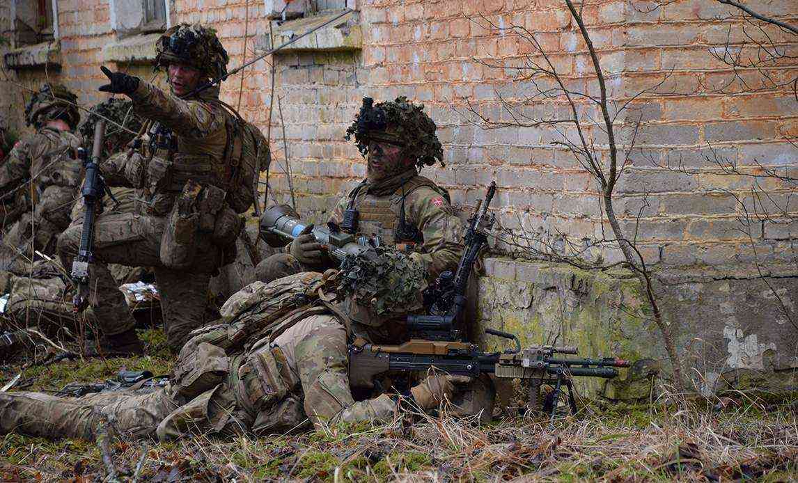Soldater træner på forladt base i Estland.