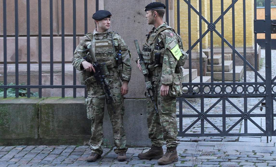 Soldater på vagt ved synagogen i København