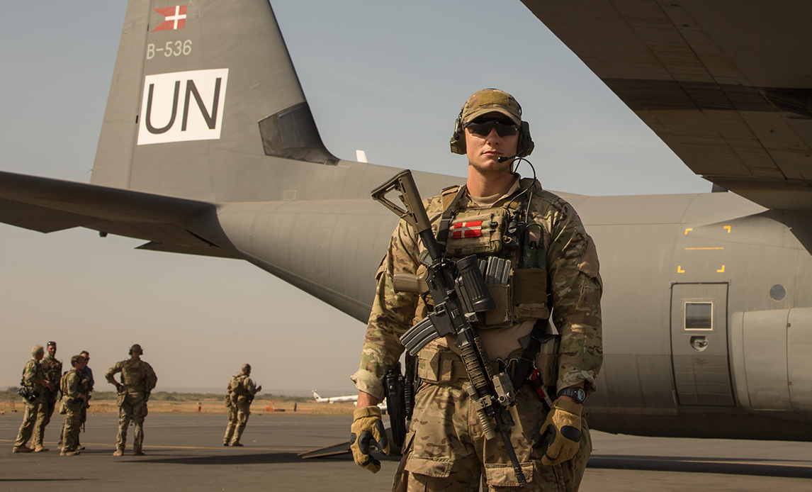 Soldat passer på Herculesfly i Mali