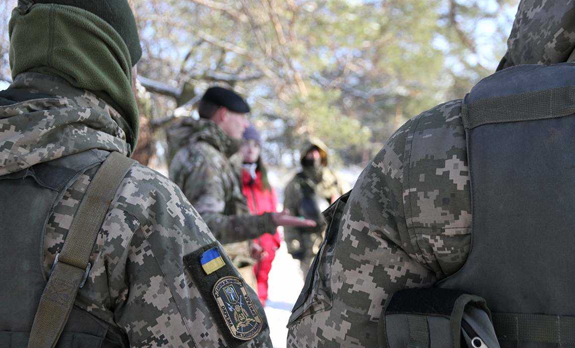 Dansk soldater underviser ukrainske soldater med hjælp fra en civil tolk