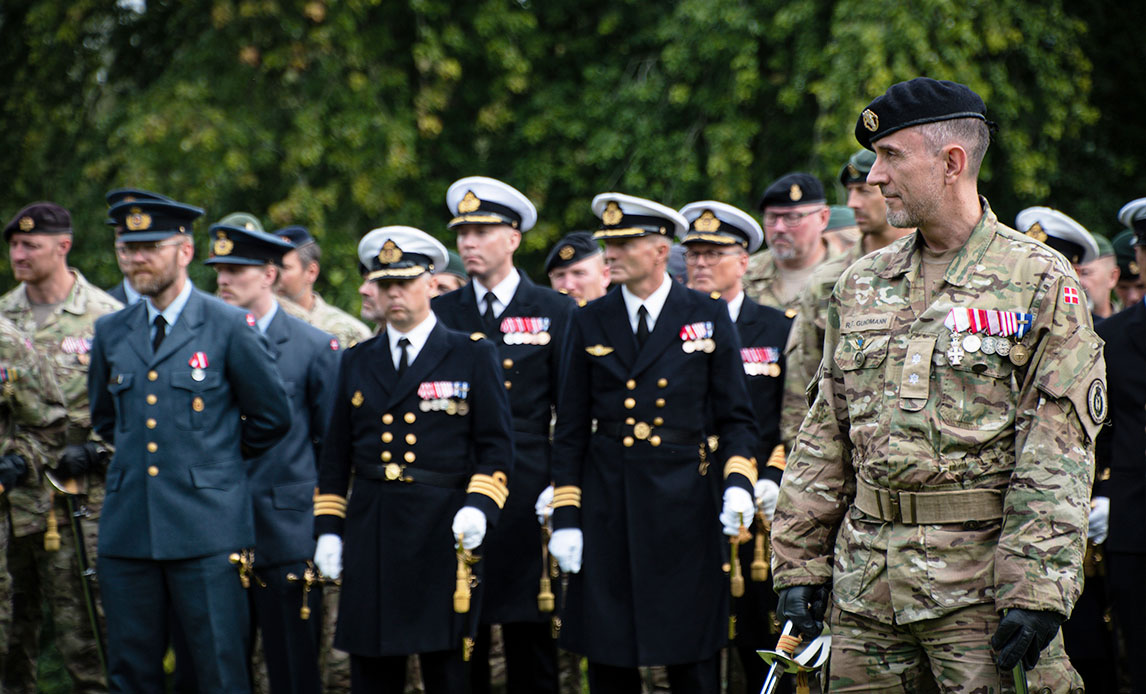 Oberstløjtnant René Gudmann i parade i mindelunden Aarhus.