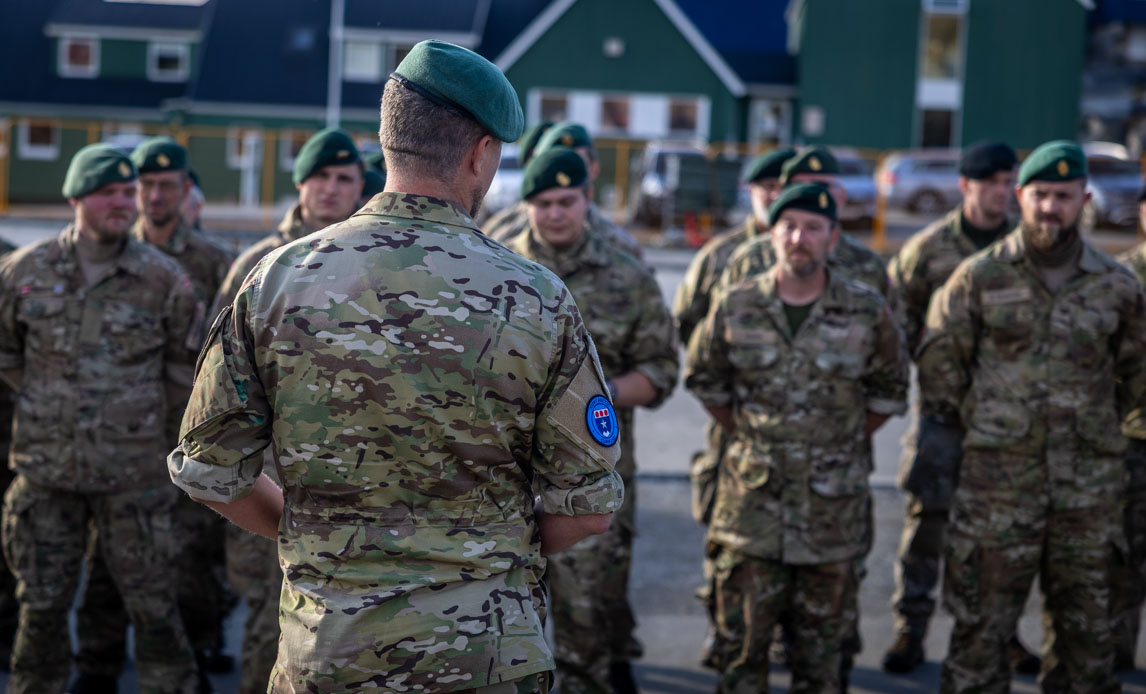 Briefing af soldater i Nuuk