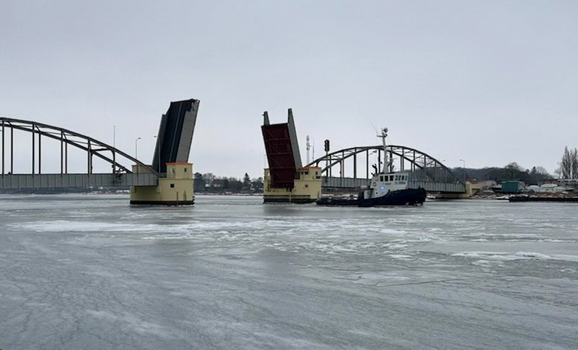 Slæbebåden ’Valdemar’ sejler gennem Guldborgbroen mellem Lolland og Falster