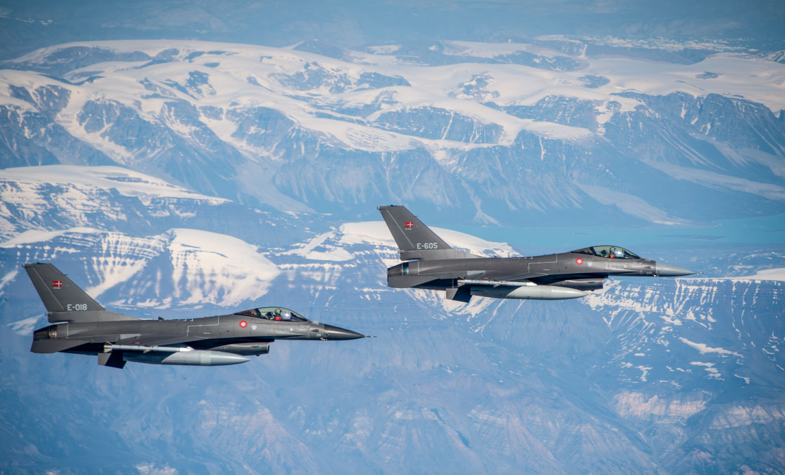 Danske F-16 kampfly i luften over Grønland.