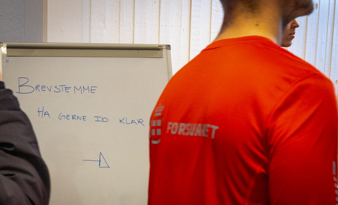 Værnepligtig i rød idrætstrøje til brevstemning i skive